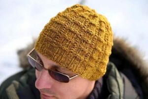 Как связать мужскую шапку крючком