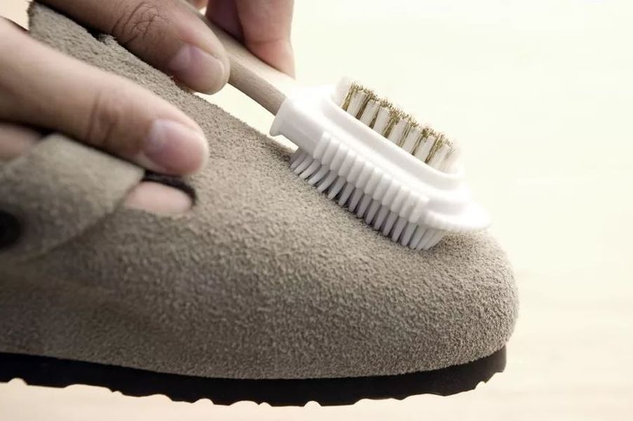 Как правильно чистить замшевую обувь